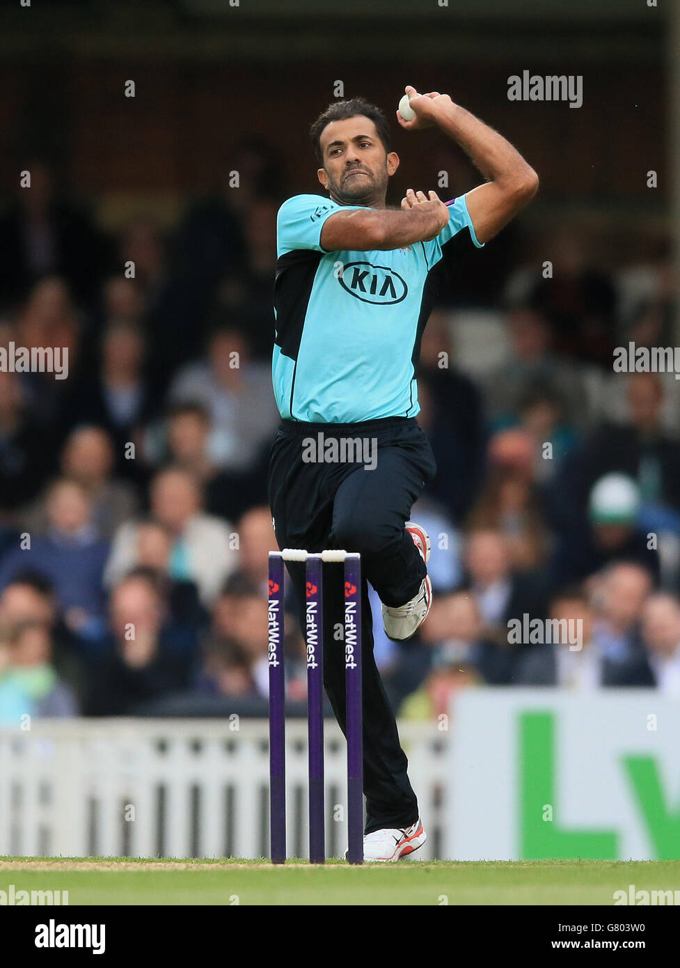 Cricket - NatWest t20 Blast - Southern Division - Surrey / Glamourgan - The Kia Oval. Wahab Riaz de Surrey en action contre Glamorgan. Banque D'Images