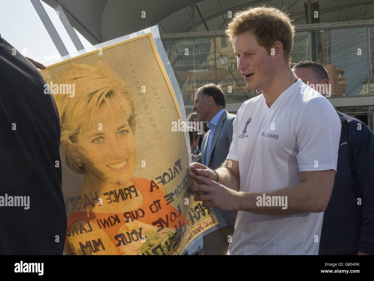 Le nuage, Auckland, le prince Harry s'est réuni et a joué au football avec les élèves de l'école un événement pour promouvoir la Coupe du Monde U-20 de la FIFA, organisée par la Nouvelle-Zélande en mai/juin 2015. À la fin de l'événement, le Prince Harry a rencontré les membres du public à l'extérieur de la salle. Photo : Arthur Edwards Banque D'Images