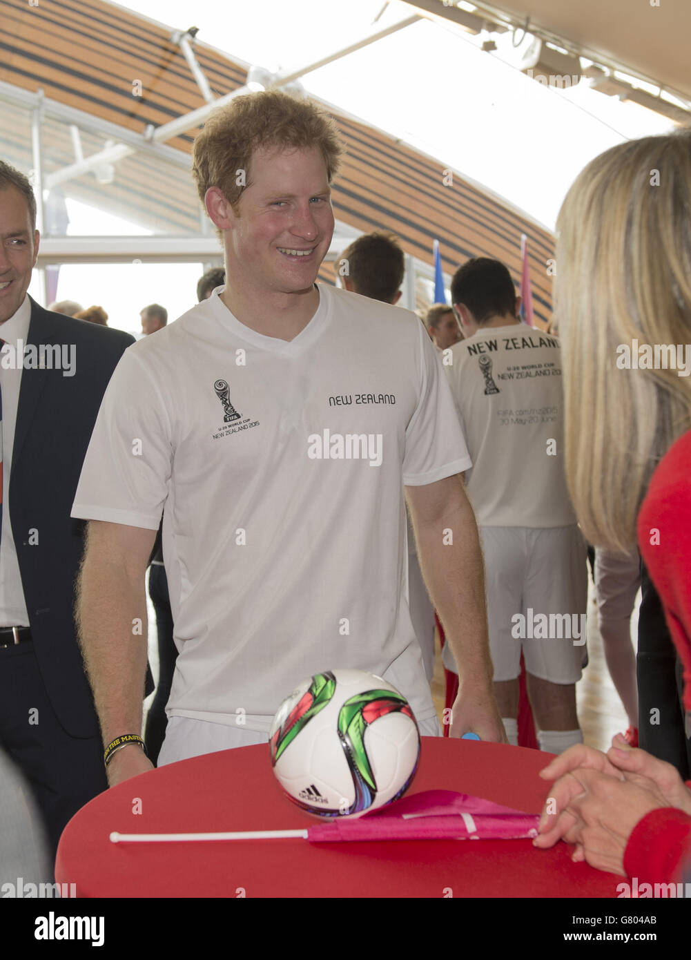 Le nuage, Auckland, le prince Harry s'est réuni et a joué au football avec les élèves de l'école un événement pour promouvoir la Coupe du Monde U-20 de la FIFA, organisée par la Nouvelle-Zélande en mai/juin 2015. À la fin de l'événement, le Prince Harry a rencontré les membres du public à l'extérieur de la salle. Photo : Arthur Edwards Banque D'Images
