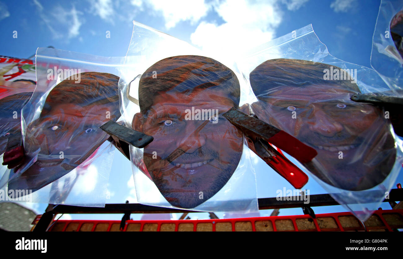 Marchandise en vente, avec Steven Gerrard comme principal argument de vente, avant le match de la Barclays Premier League à Anfield, Liverpool. APPUYEZ SUR ASSOCIATION photo. Date de la photo: Samedi 16 mai 2015. Voir PA Story FOOTBALL Liverpool. Le crédit photo devrait se lire comme suit : Peter Byrne/PA Wire. . . Banque D'Images