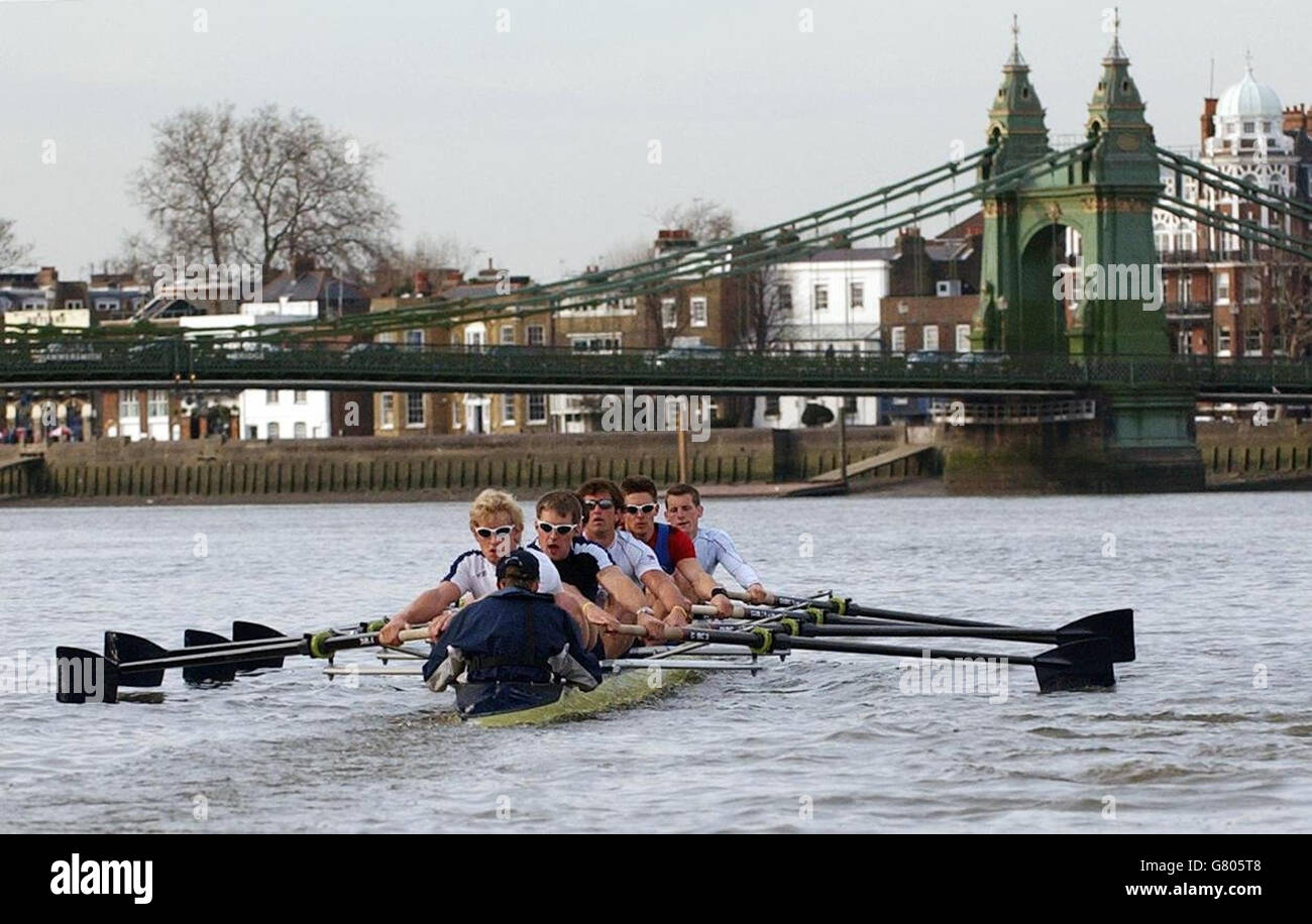 Train Oxford sur la Tamise à Hammersmith, devant la course de bateaux de dimanche contre Cambridge. L'équipe est, de gauche à droite, Acer Nethercott (cox), Andrew Triggs Hodge, Jason Flickinger, Mike Blomquist, Chris Liwski, Joe Von Maltzahn, Peter Reed, Barney Williams (obscurci) et Robin Bourne-Taylor. Banque D'Images