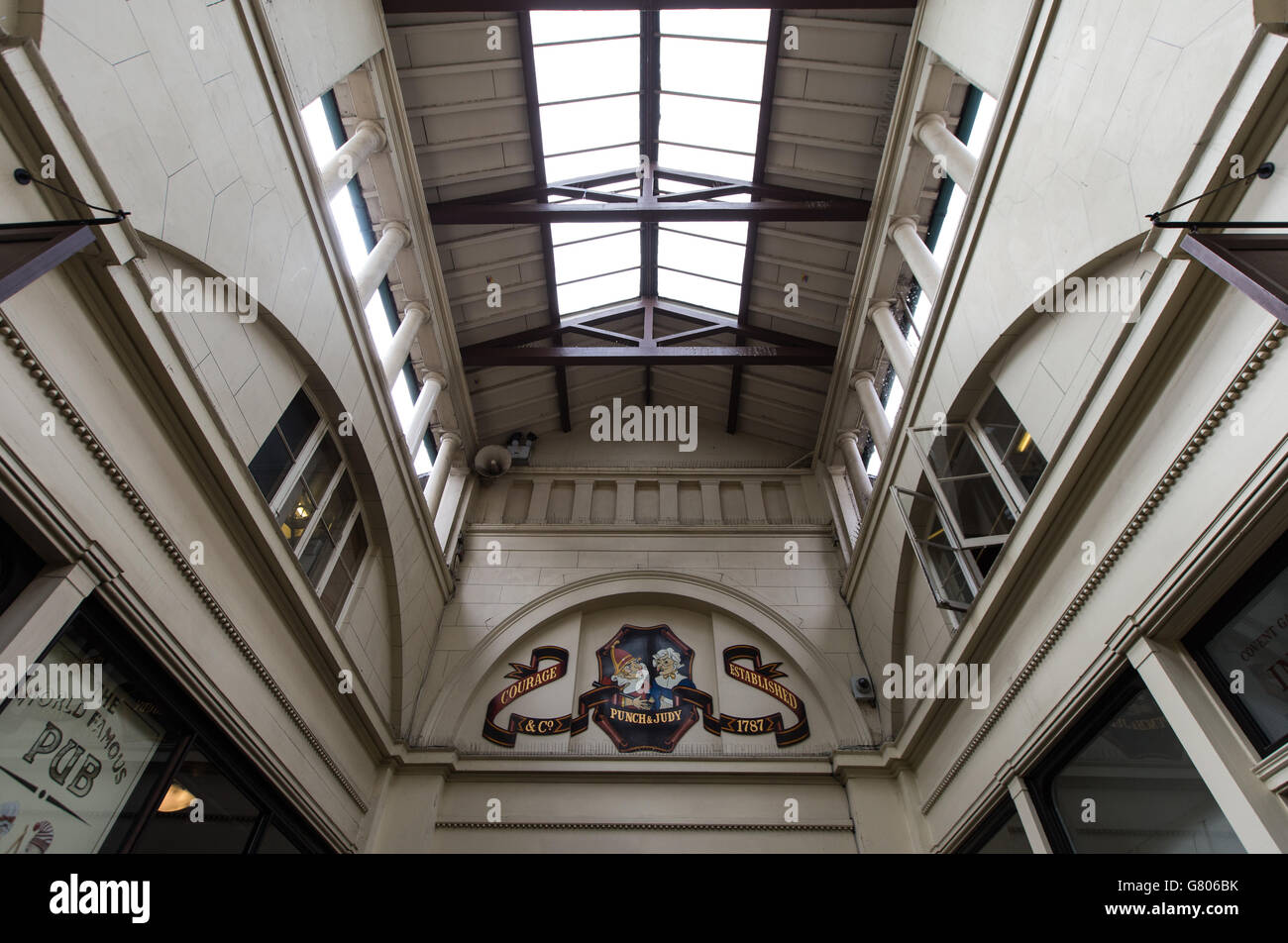 Une vue générale de la signalisation à l'extérieur du célèbre Punch & Judy pub à Covent Garden Market, Londres. Banque D'Images