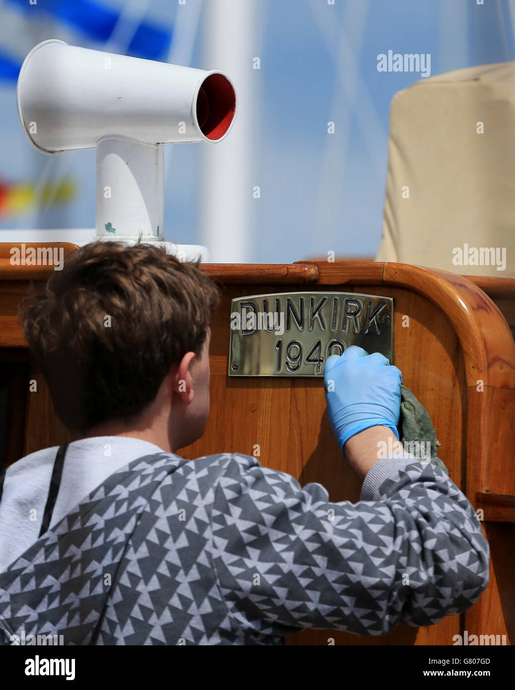 Un des petits navires impliqués dans l'évacuation de Dunkirk est préparé à Ramsgate Harbour, dans le Kent, pour mettre la voile pour la France pour marquer le 75e anniversaire de l'opération Dynamo. Banque D'Images