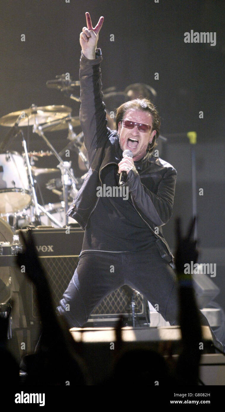 U2 Premier concert de la visite Vertigo - San Diego Sports Arena. Bono, chanteur de U2, se produit sur scène. Banque D'Images