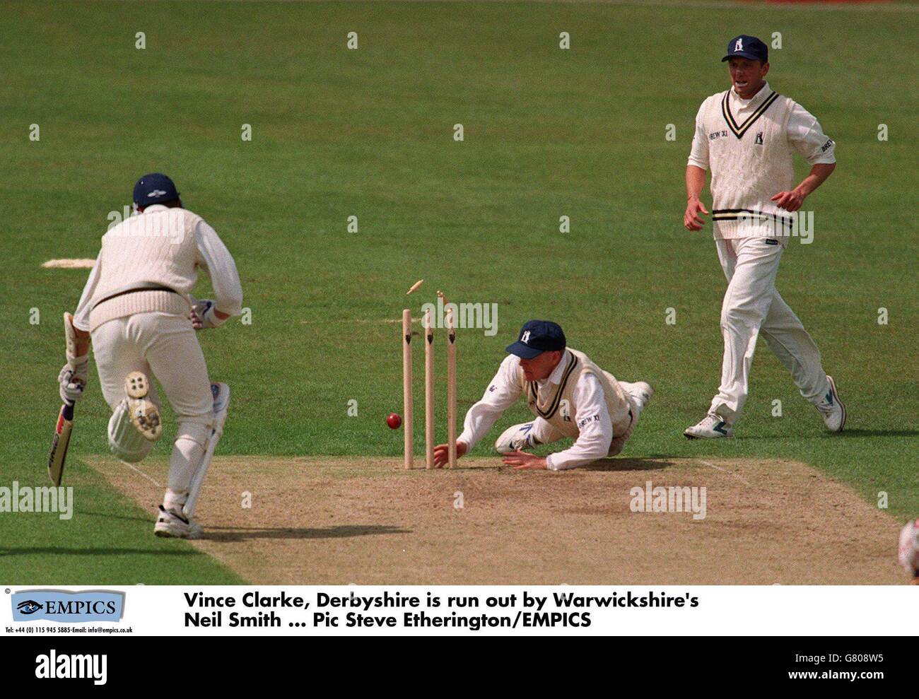 Cricket ...Benson & Hedges Cup ....Derbyshire et Warwickshire.Vince Clarke, Derbyshire, est à court de Neil Smith de Warwickshire Banque D'Images