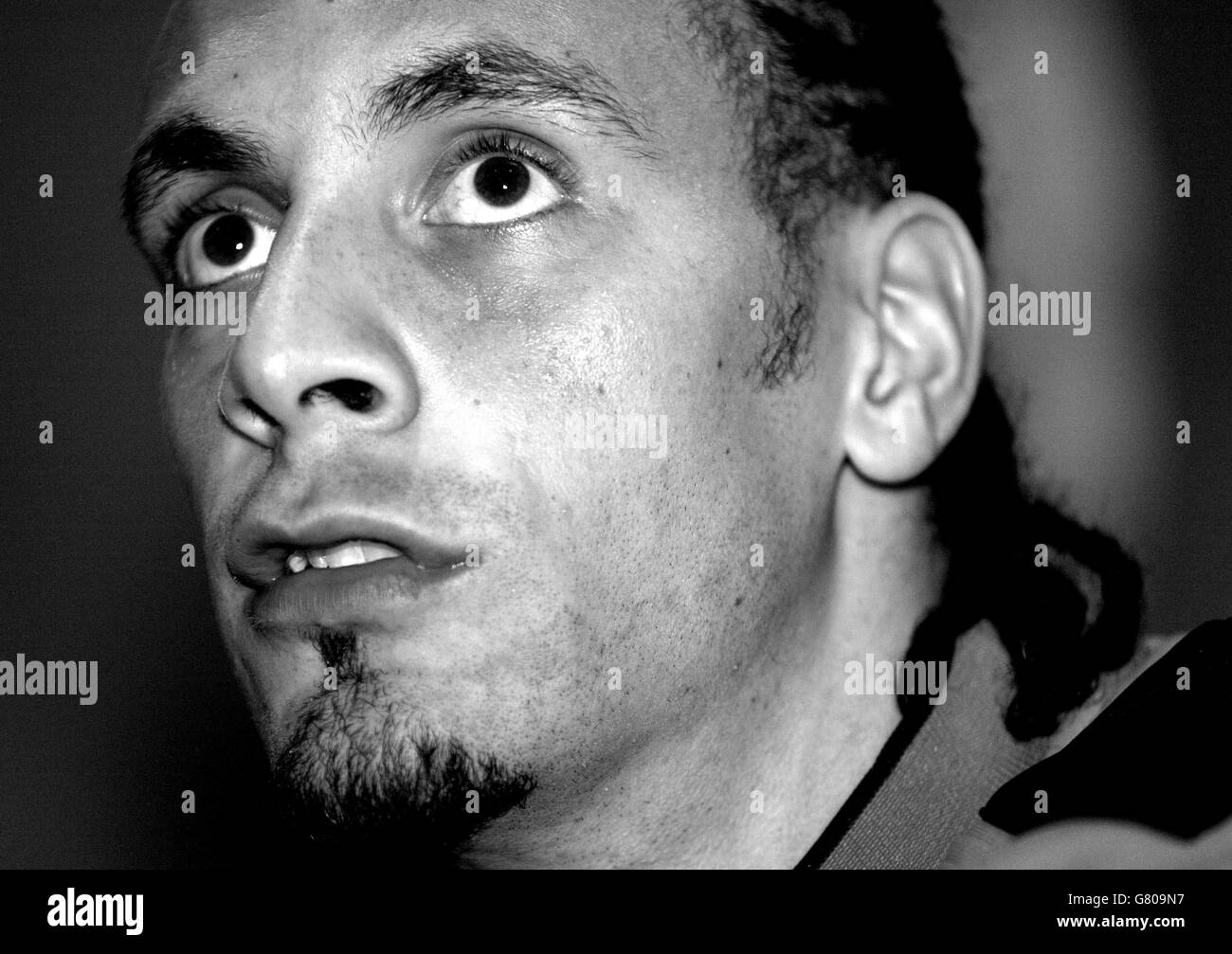 Football - coupe du monde de la FIFA 2006 qualificateur - Groupe six - Angleterre / Irlande du Nord - Conférence de presse d'Angleterre - Old Trafford. Le Rio Ferdinand d'Angleterre parle aux médias Banque D'Images