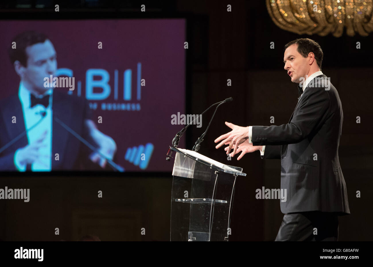 Le chancelier George Osborne prononce un discours lors du dîner annuel de la CBI au Grosvenor House Hotel, Park Lane, Londres. Banque D'Images