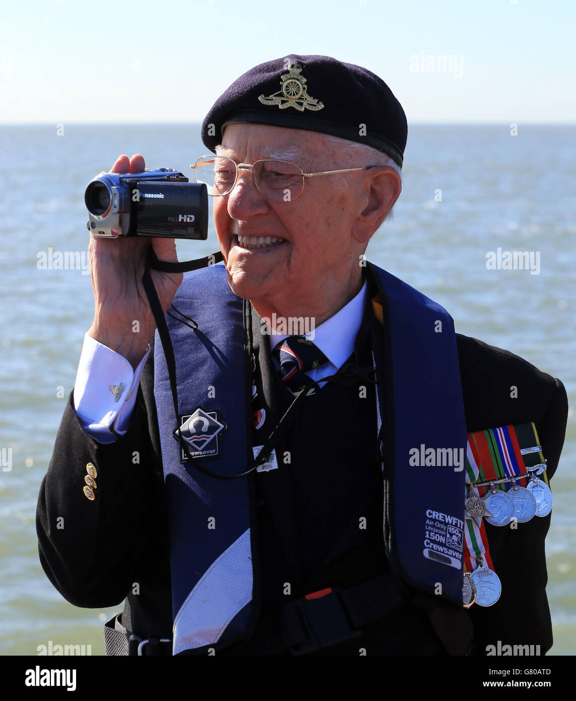 Garth Wright, vétéran de Dunkerque (95), à bord du petit navire la princesse Freda, les petits navires quittent le port de Ramsgate dans le Kent pour mettre la voile à Dunkerque, en France, pour le 75e anniversaire de l'opération Dynamo. Banque D'Images