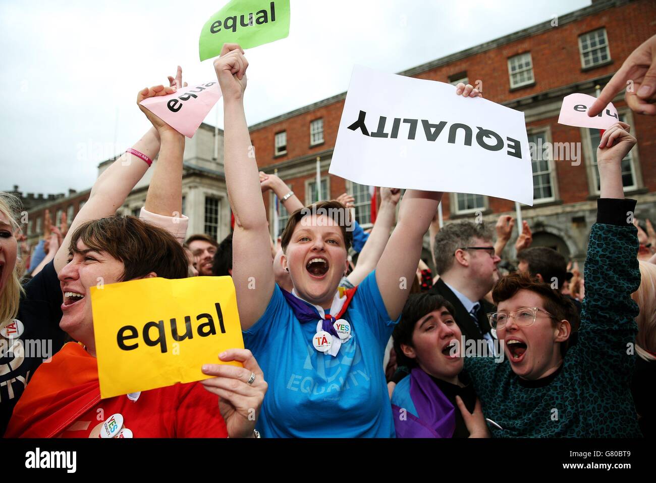 Oui, les électeurs célèbrent au Central Count Center du château de Dublin, Dublin, comme les résultats du référendum est annoncé, qui a montré que l'Irlande en tant que pays a massivement voté en faveur du mariage gay. Banque D'Images