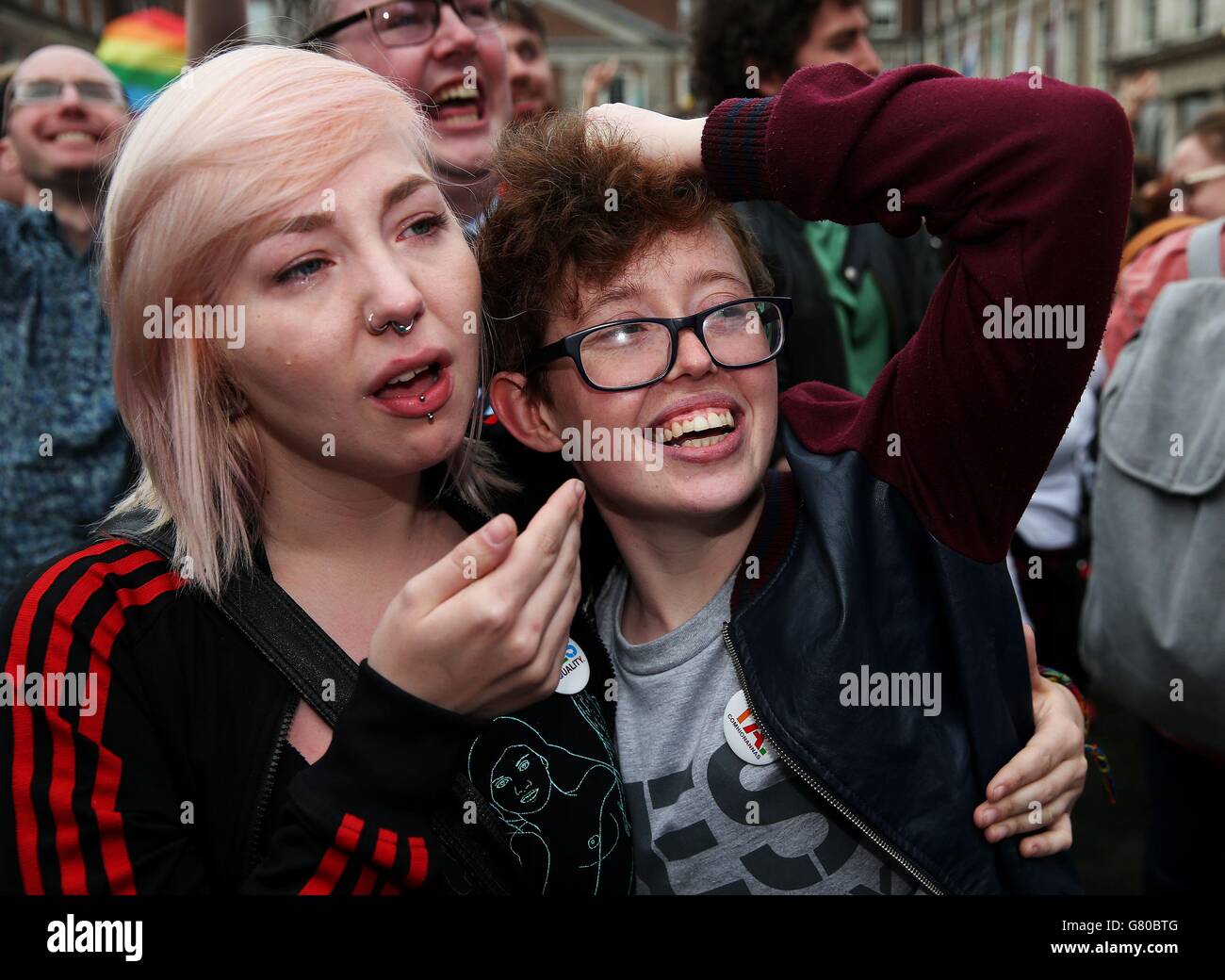 Emma Skelly (à gauche) et Sinead Dolan célèbrent au Central Count Center du château de Dublin, à Dublin, comme les résultats du référendum est annoncé qui ont montré que l'Irlande en tant que pays a voté massivement en faveur du mariage gay. Banque D'Images