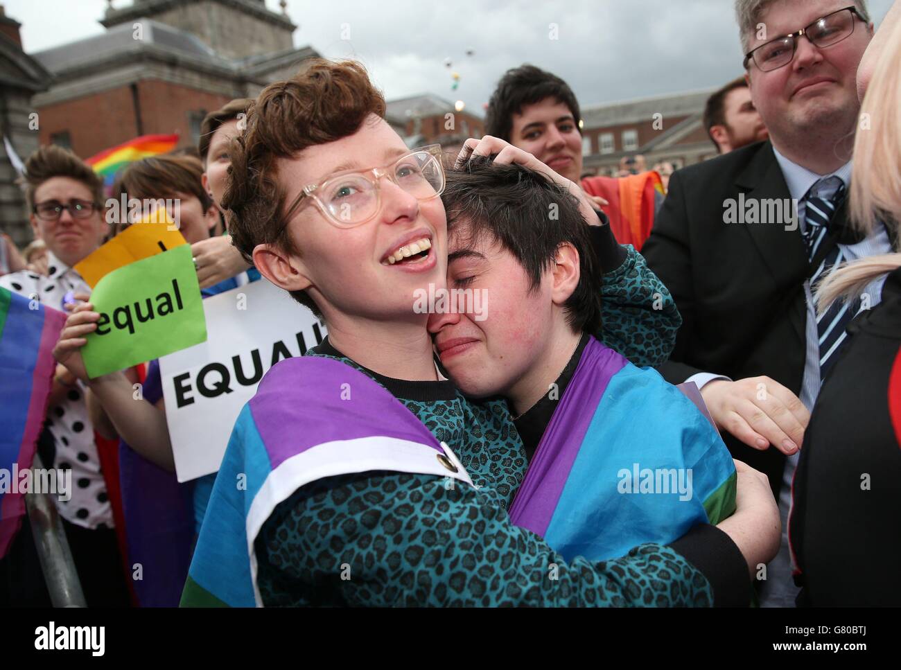 Oui, les électeurs célèbrent au Central Count Center du château de Dublin, Dublin, comme les résultats du référendum est annoncé, qui a montré que l'Irlande en tant que pays a massivement voté en faveur du mariage gay. Banque D'Images