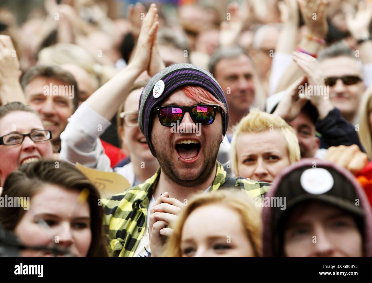 Les électeurs du Oui fêtent au Central Count Center du Dublin Castle, Dublin, comme l'annonce des résultats du référendum qui a montré que l'Irlande en tant que pays a massivement voté en faveur du mariage gay. Banque D'Images