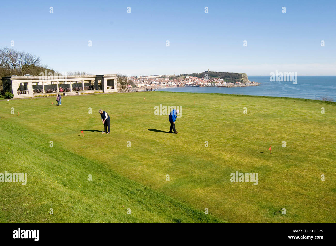 Cours de golf pitch and putt greens putting green et Scarborough Bay North Sea North Yorkshire uk grass station golfeur golfeur Banque D'Images