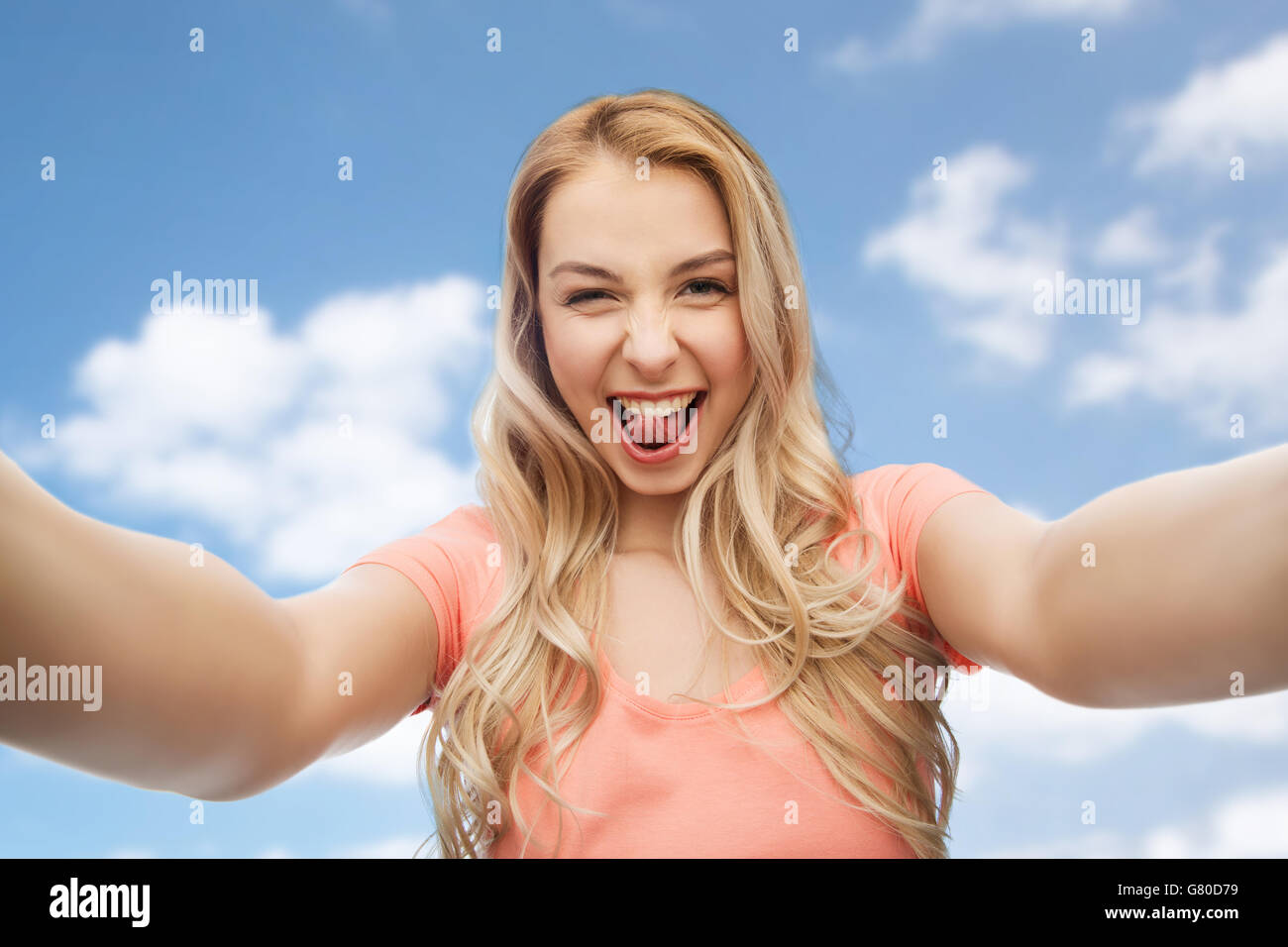 Happy smiling young woman taking selfies Banque D'Images