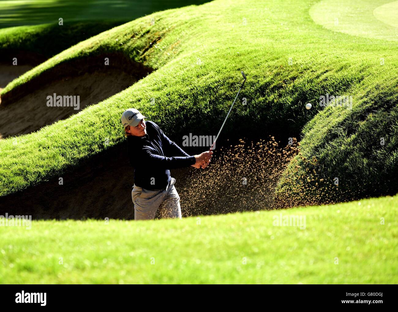 Eddie Pepperell, en Angleterre, joue d'un bunker au cours du quatrième jour du championnat BMW PGA 2015 au club de golf de Wentworth, Surrey. Banque D'Images