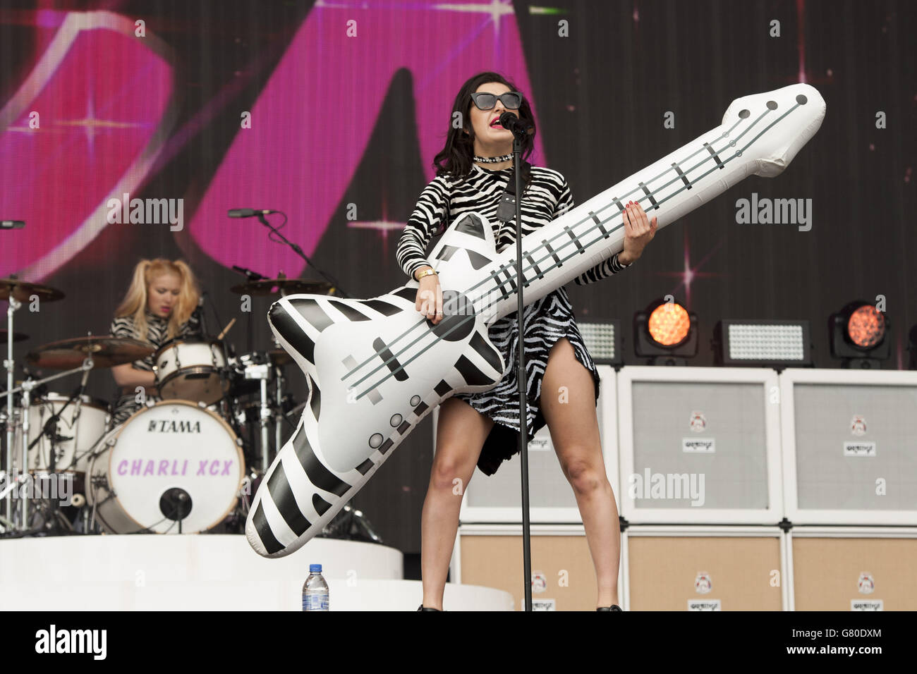 Radio 1 Grand week-end - Norwich - Samedi.CHARLI XCX en représentation à la radio 1 Big Weekend, tenue à Earlham Park, Norwich. Banque D'Images