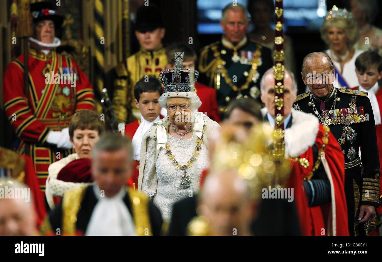 La reine Elizabeth II et le duc d'Édimbourg (à droite) lors de l'ouverture d'État du Parlement, à la Chambre des lords du Palais de Westminster à Londres. Banque D'Images