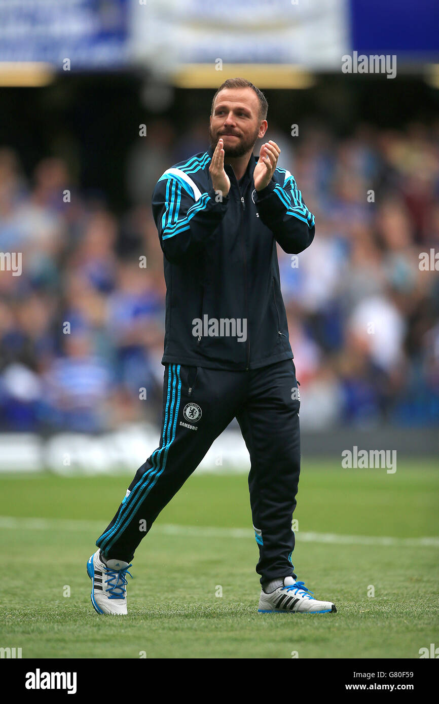 Soccer - Barclays Premier League - Chelsea / Sunderland - Stamford Bridge. L'ancien joueur de Chelsea Jody Morris applaudit les fans. Banque D'Images