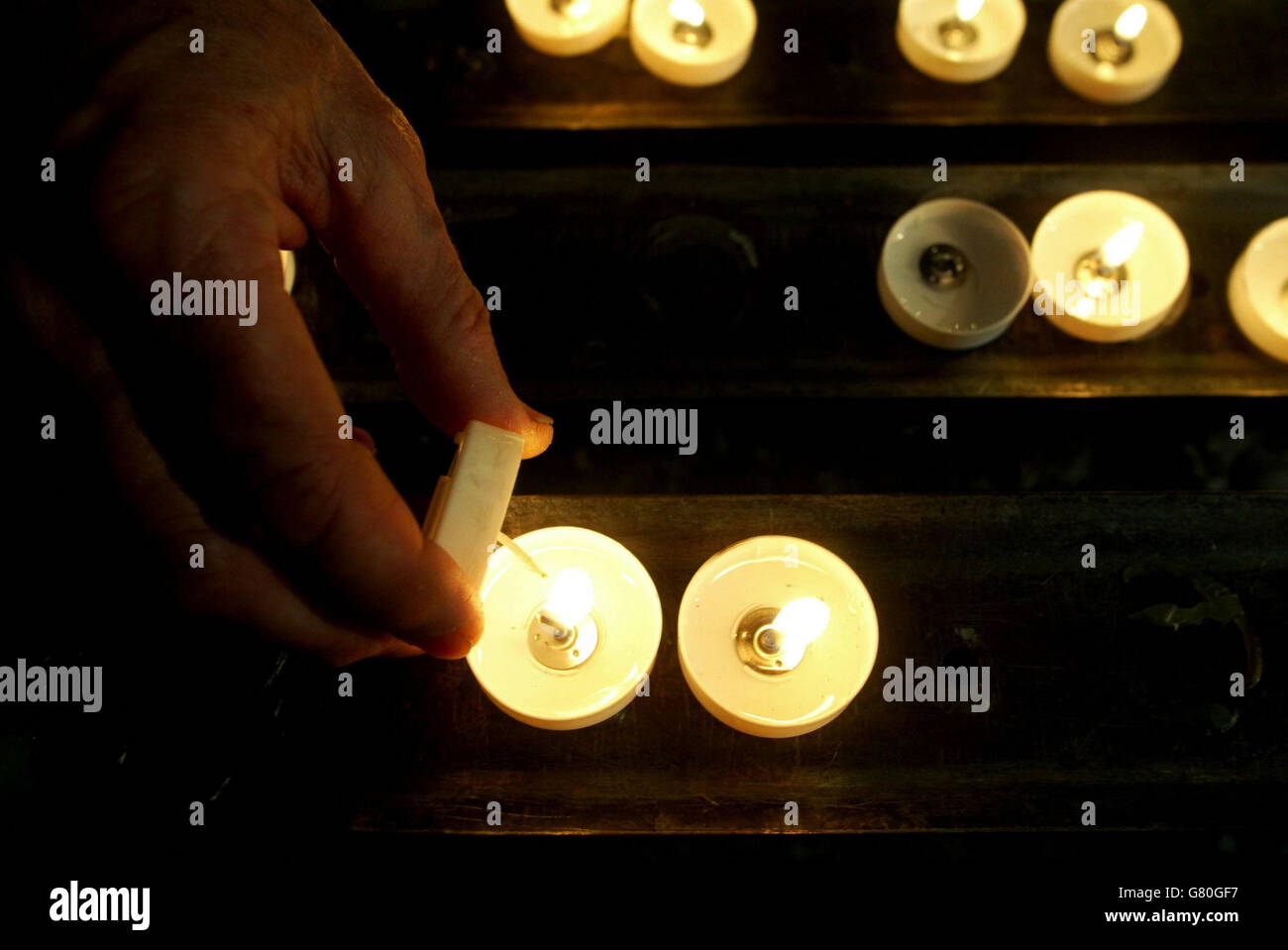 Les bougies sont illuminées par un deuil à la cathédrale de Westminster où a eu lieu une messe de requiem dirigée par le cardinal Cormac Murphy-O'Connor. Banque D'Images