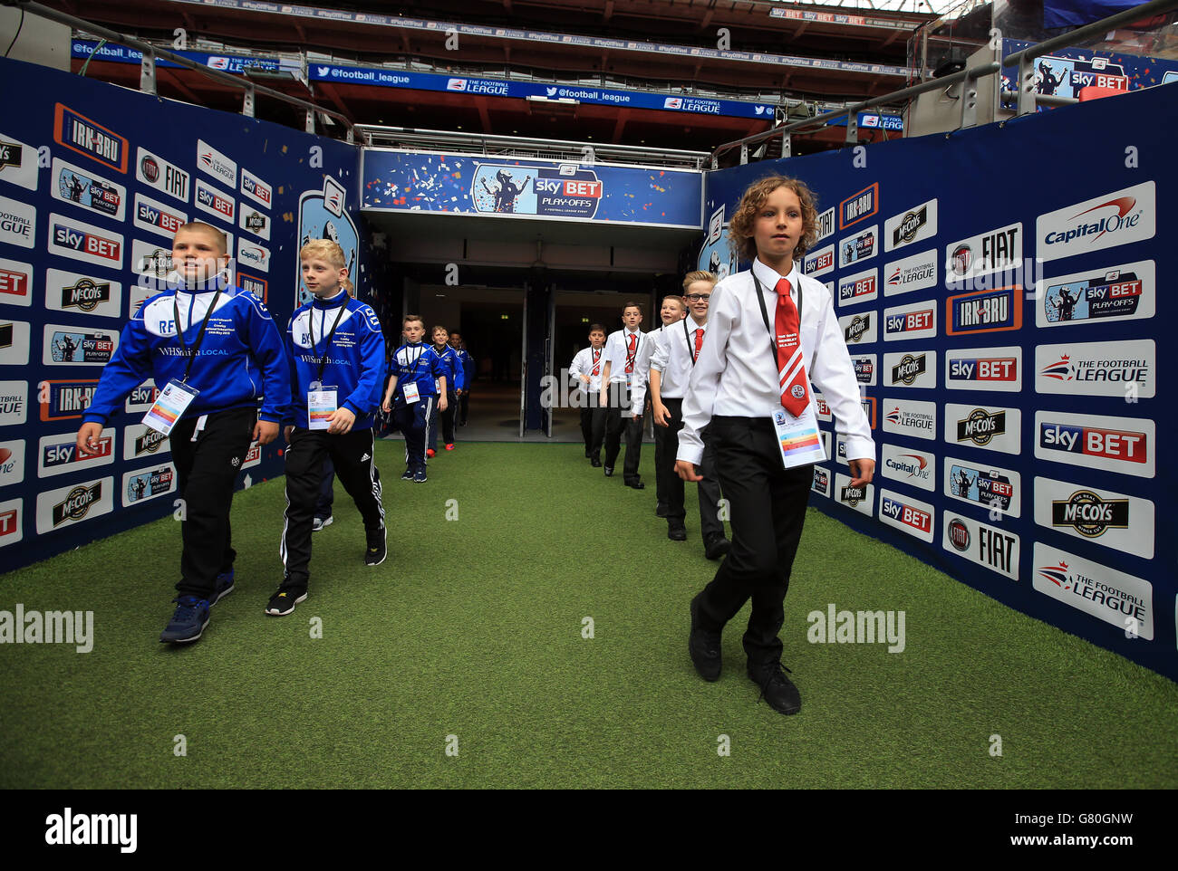 Oldham Athletic représenté par South Failsworth Primary School (à gauche) et Crawley Town représenté par l'école primaire Oaks Walk Out Le tunnel précédant la coupe pour enfants de la Kinder+Sport football League Finale Banque D'Images