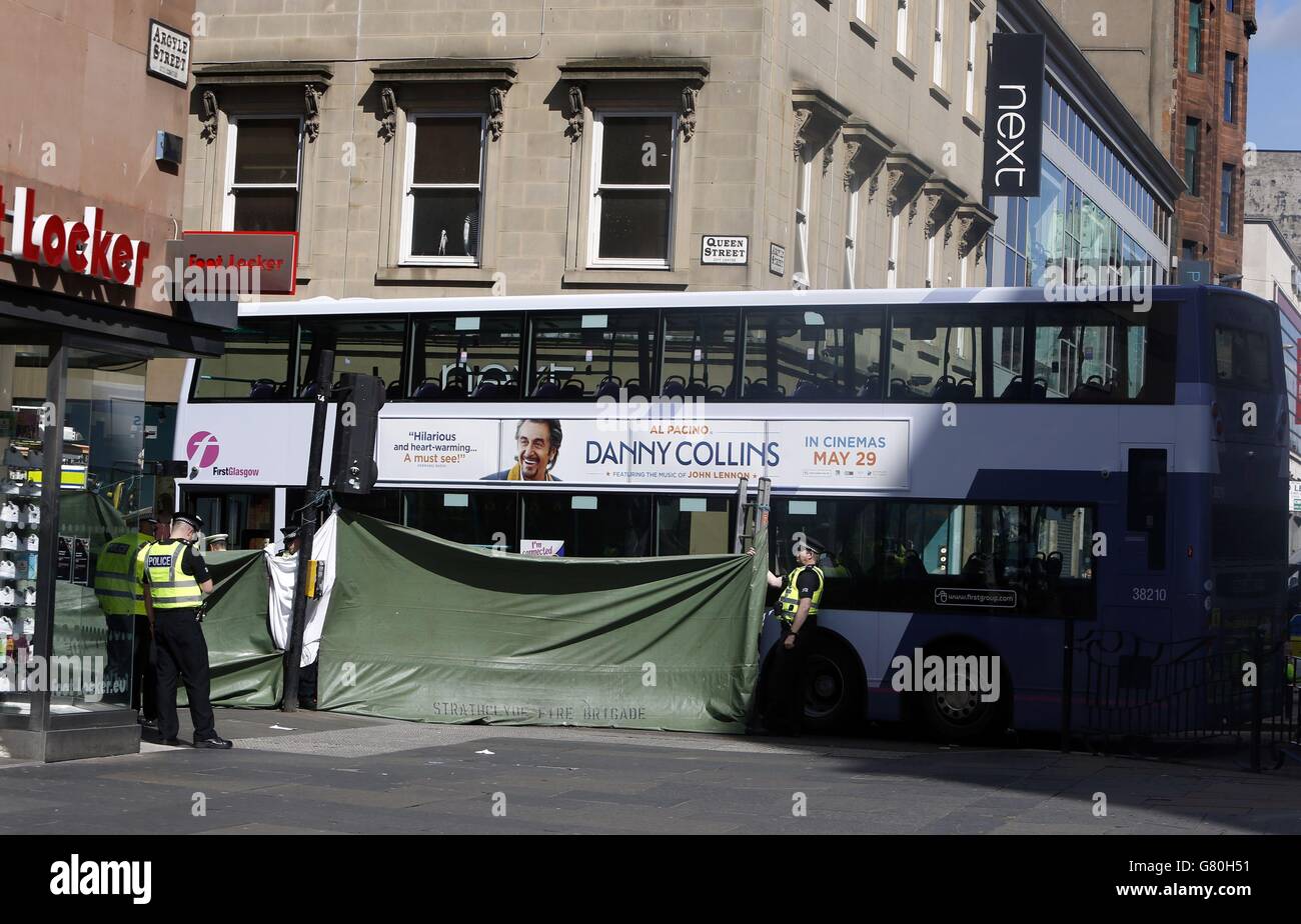 La police se trouve sur les lieux d'un accident au coin de la rue Queen et de la rue Argyle, à Glasgow, après que deux personnes aient été heurtés par un autobus. Banque D'Images