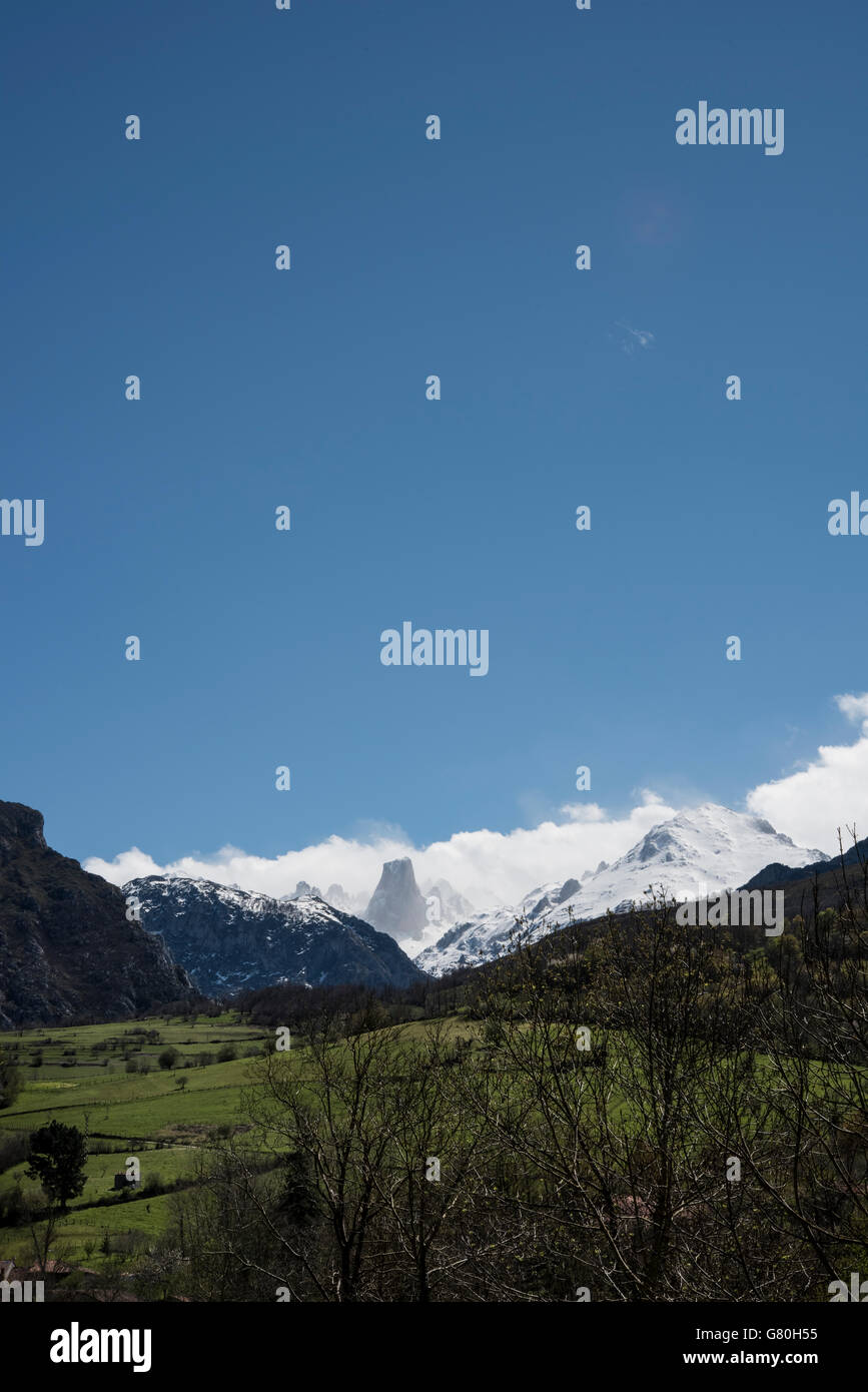 Naranjo de Bulnes -Picu Urriellu- vu de Pozo de la Oración, Cabrales, Asturies, dans le Nord de l'Espagne. Banque D'Images