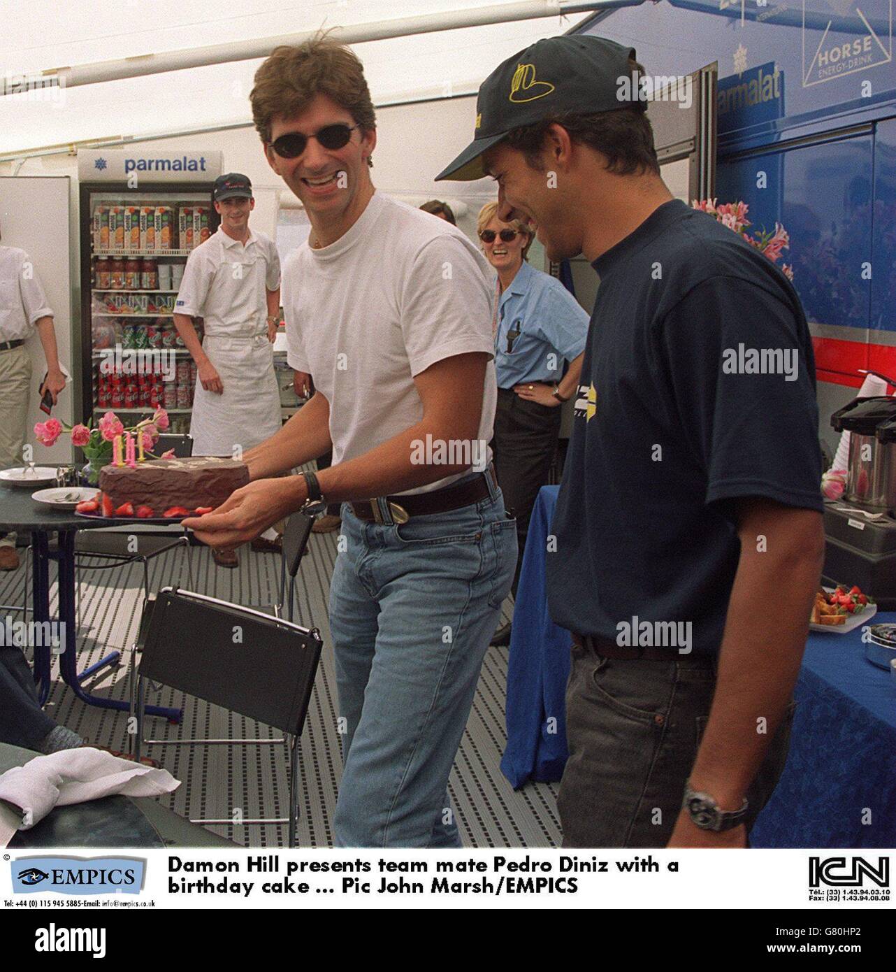 Courses automobiles ...Grand Prix d'Espagne.Damon Hill présente à son coéquipier Pedro Diniz un gâteau d'anniversaire Banque D'Images