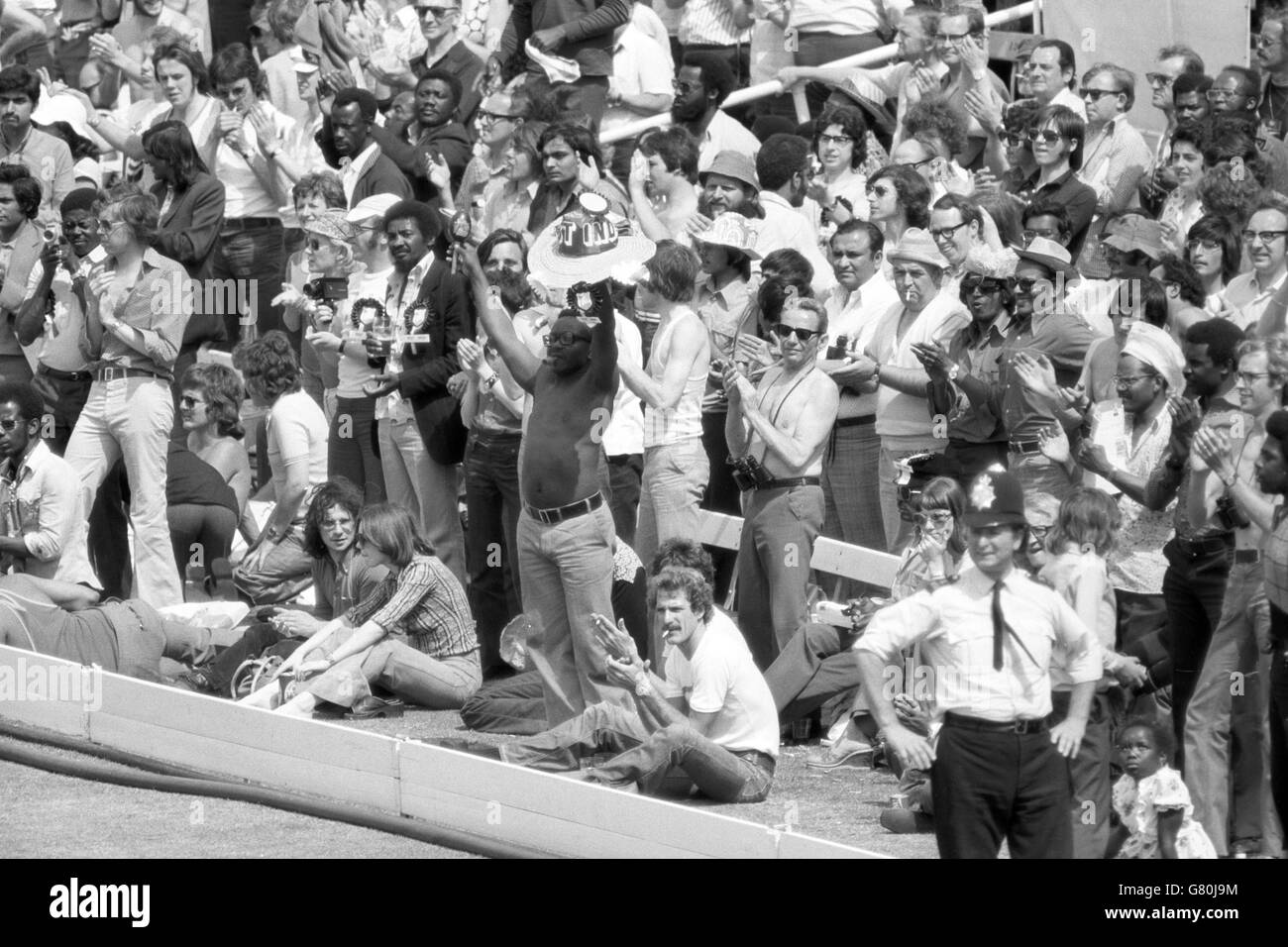 La foule applaudit le capitaine Clive Lloyd des Antilles alors qu'il atteint son siècle lors de la finale de la coupe du monde Prudential contre l'Australie. Banque D'Images
