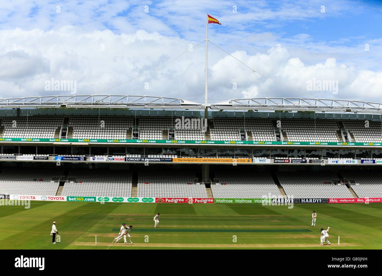 James Franklin de Middlesex s'amonne à Laurie Evans de Warwickshire pendant la deuxième journée de la LV= County Championship Division One match au Lord's Cricket Ground, Londres. Banque D'Images