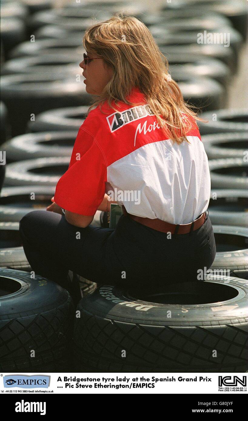 Courses automobiles ...Grand Prix d'Espagne.Une dame de pneus Bridgestone au Grand Prix d'Espagne Banque D'Images