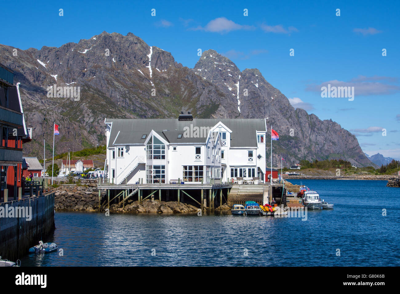 Les immeubles et les montagnes Blanches, Henningsvaer Lofoten, Nordland, Norvège Banque D'Images