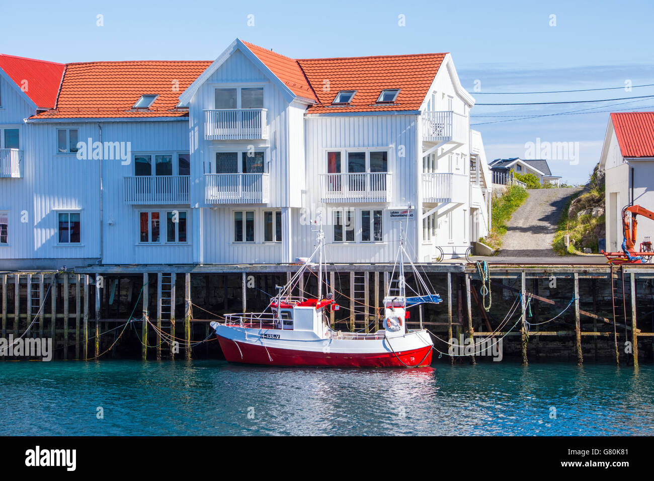 Les bâtiments blancs avec toit orange et bateau, Henningsvær, Lofoten, Nordland, Norvège Banque D'Images