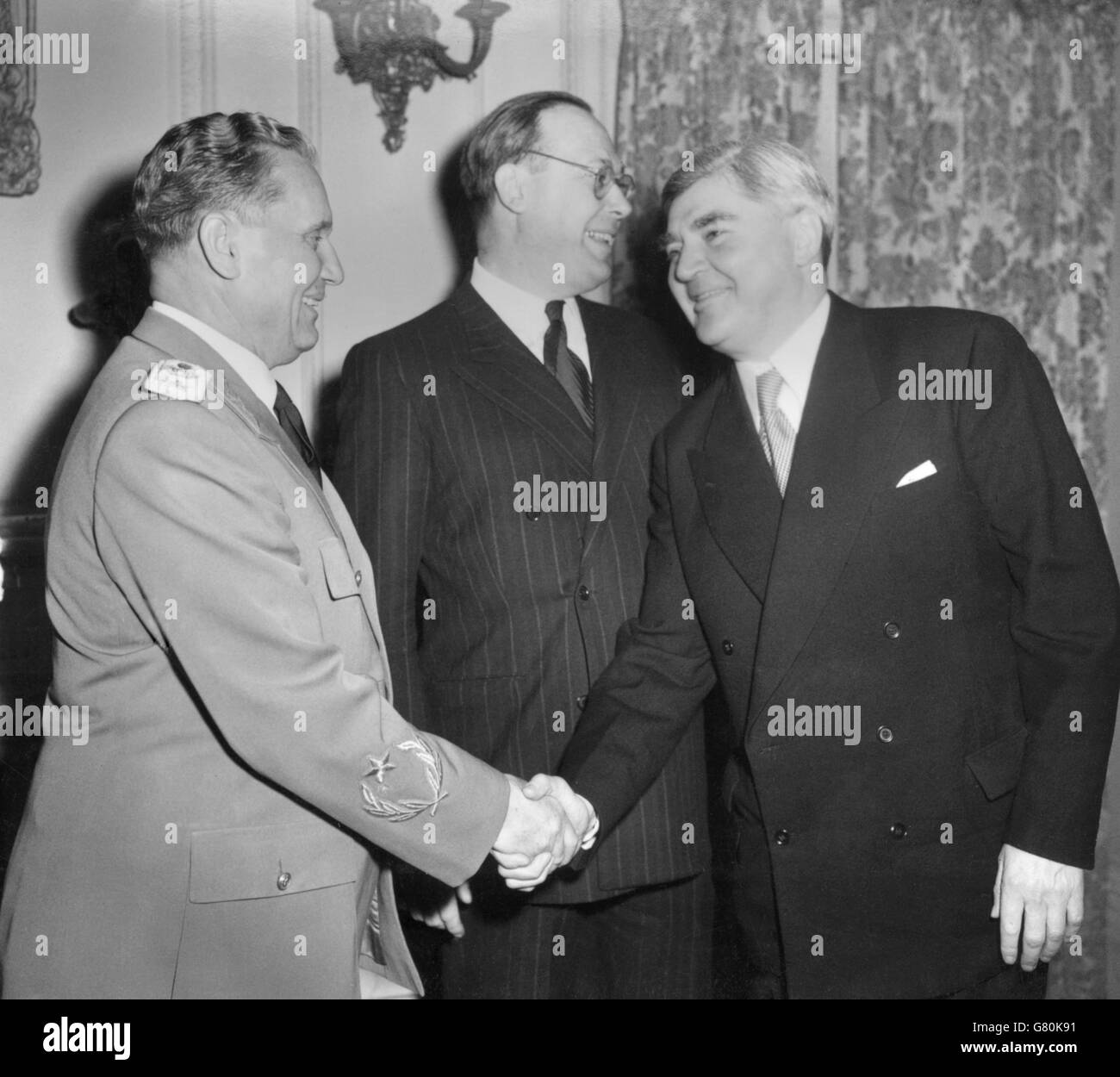 Le maréchal Tito, Président de la Yougoslavie, accueille Aneurine Bevan lors d'une réception à l'ambassade yougoslave à Londres. Plus de 800 personnes ont été invitées à l'événement, des personnes provenant de nombreuses sections de la vie britannique. En arrière-plan se trouve l'Ambassadeur yougoslave Vladimir Velebit. Banque D'Images