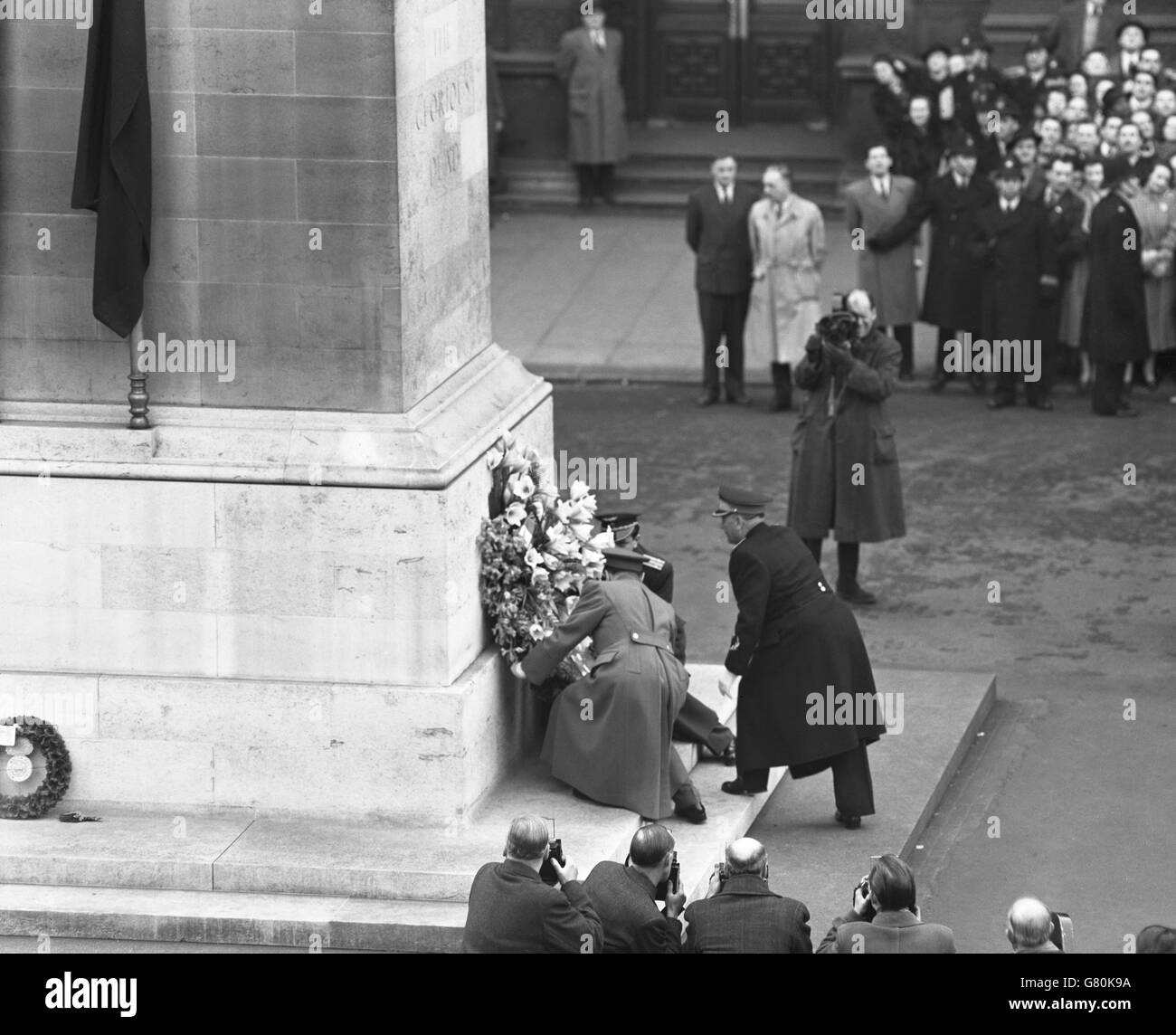 Le maréchal Tito, chef de la nation yougoslave, honore les morts de guerre de Grande-Bretagne en posant une couronne sur le Cenotaph à Whitehall. Banque D'Images