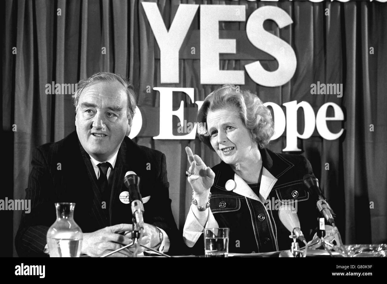 Margaret Thatcher, chef conservateur, et William Whitelaw, chef adjoint, lors de la conférence de presse du Groupe conservateur pour l'Europe, au bureau central des Conservateurs, à Smith Square, à Londres. Banque D'Images