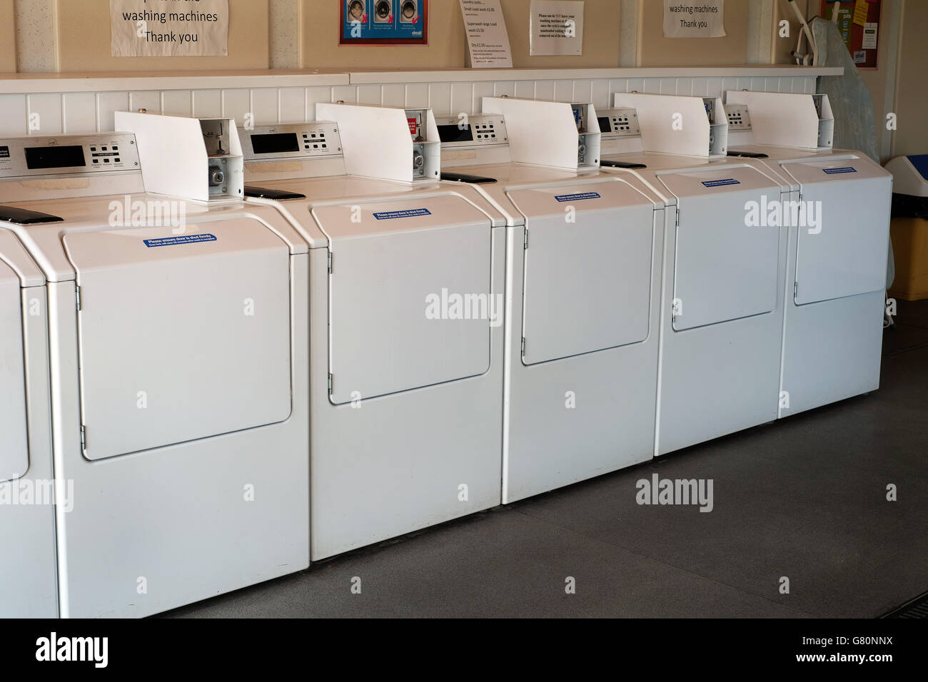 Type industriel machines laver dans un camp de la blanchisserie. Banque D'Images