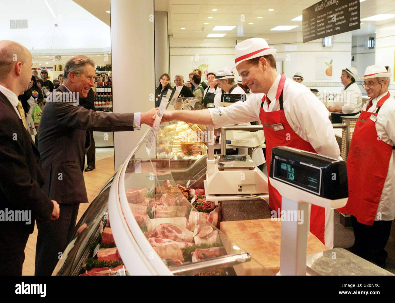 Le Prince de Galles visite le supermarché stands où il a ouvert le nouveau restaurant et magasiner avec des produits locaux. Banque D'Images