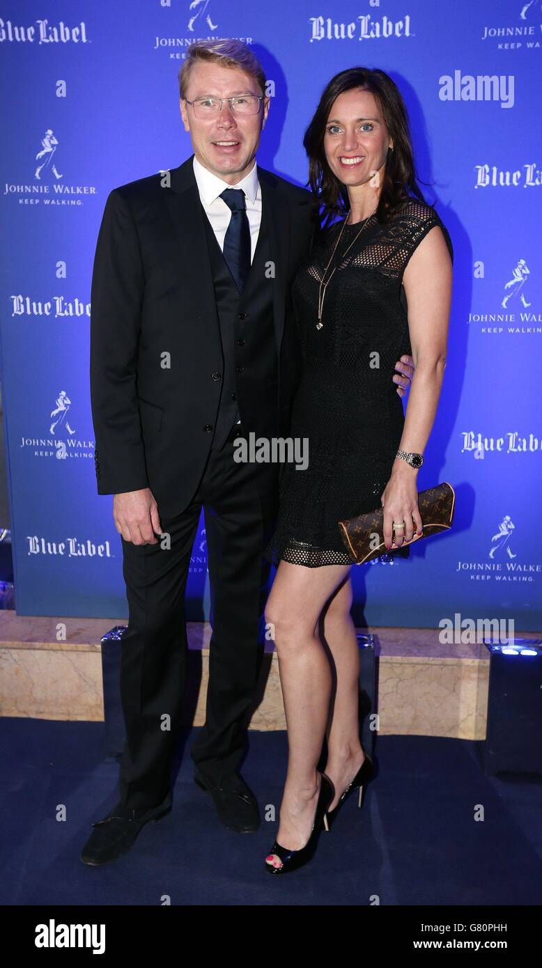 Deux fois Champion du monde et Johnnie Walker responsable de la boisson l'ambassadeur Mika Hakkinen et sa femme Marketa Remesova arrivent à Symphony in Blue, organisé par Johnnie Walker Blue Label, à Monaco. Banque D'Images