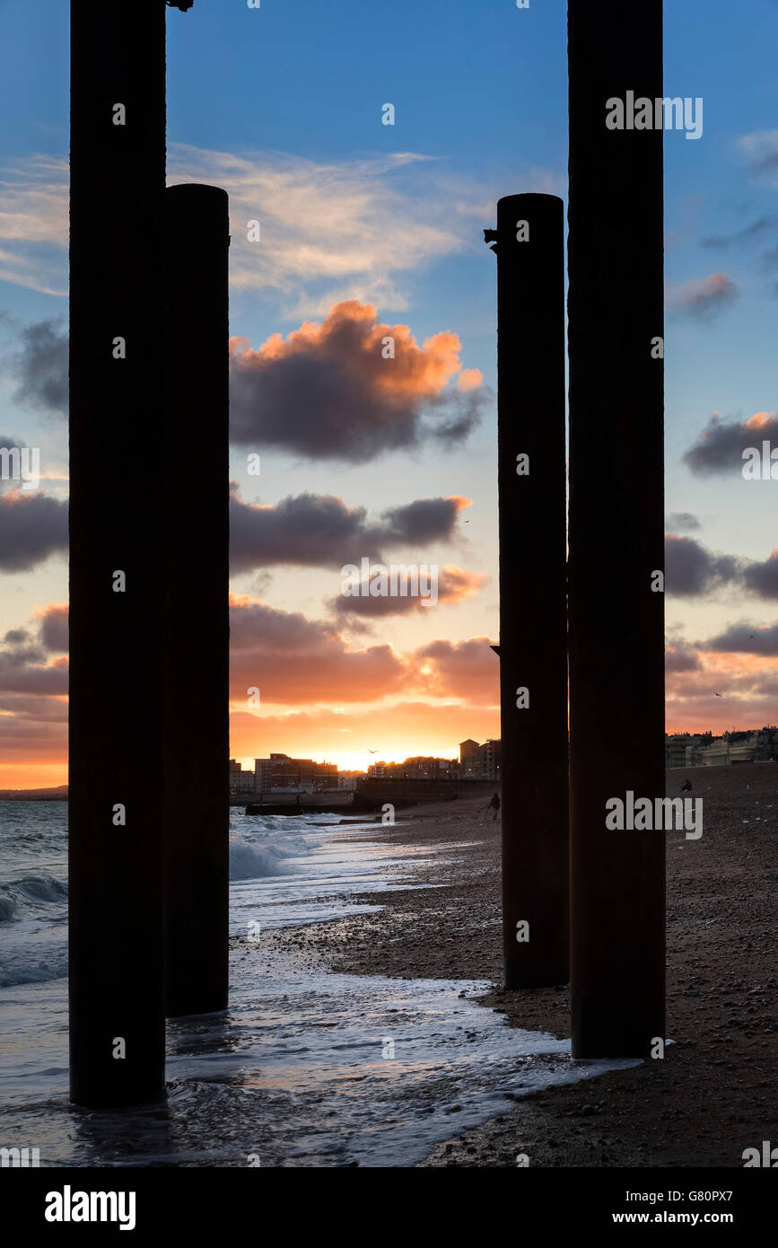 Coucher de soleil sur la plage de Brighton West Pier Hove, Sussex, Angleterre Banque D'Images