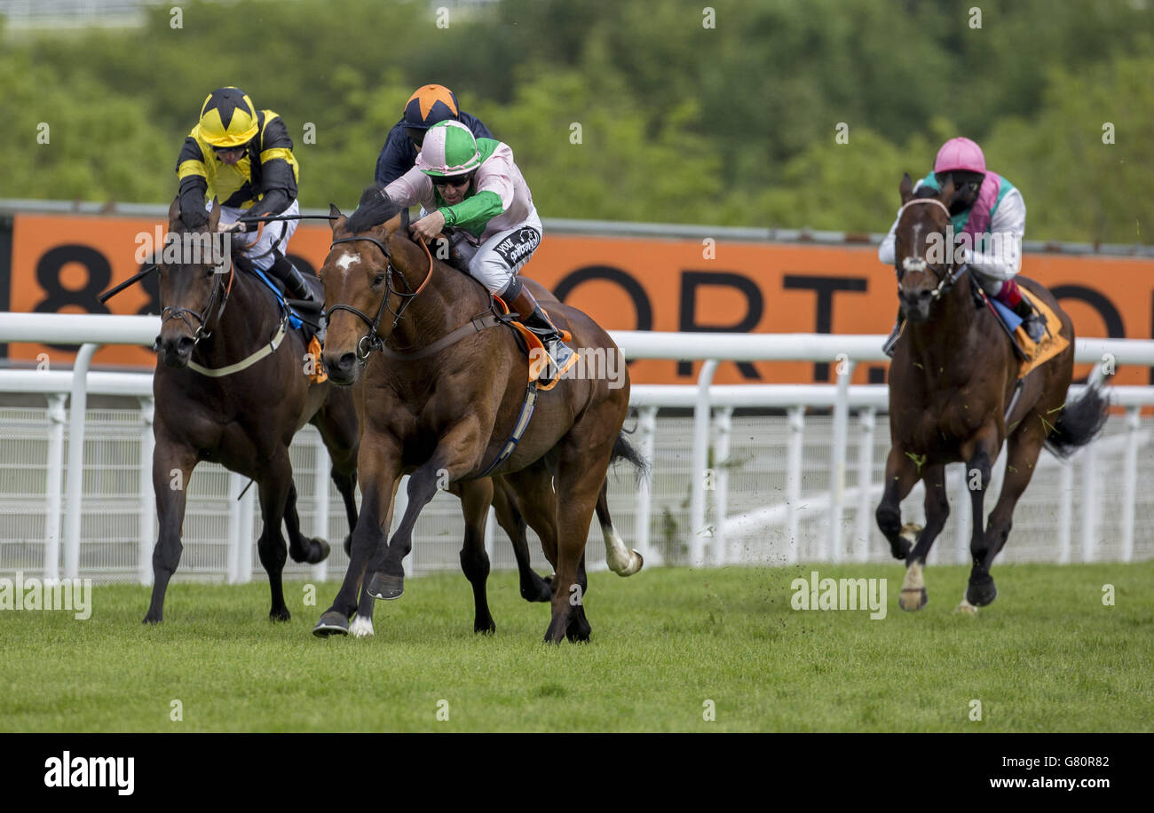 Le Corsican (à droite), monté par Jim Crowley, remporte la 888sport Festival Stakes Race qui se déroule au cours du troisième jour du Festival de mai 2015 à l'hippodrome de Goodwood, Chichester. Banque D'Images