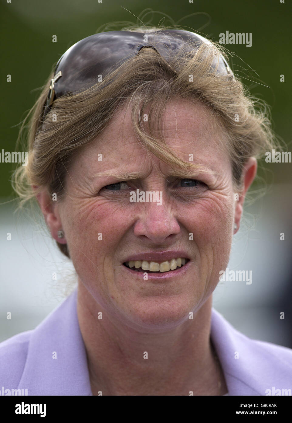 L'entraîneur Amanda Perrett avant la course de 888 Tapster Stakes se déroule pendant la troisième journée du Festival de mai 2015 à l'hippodrome de Goodwood, Chichester. Banque D'Images