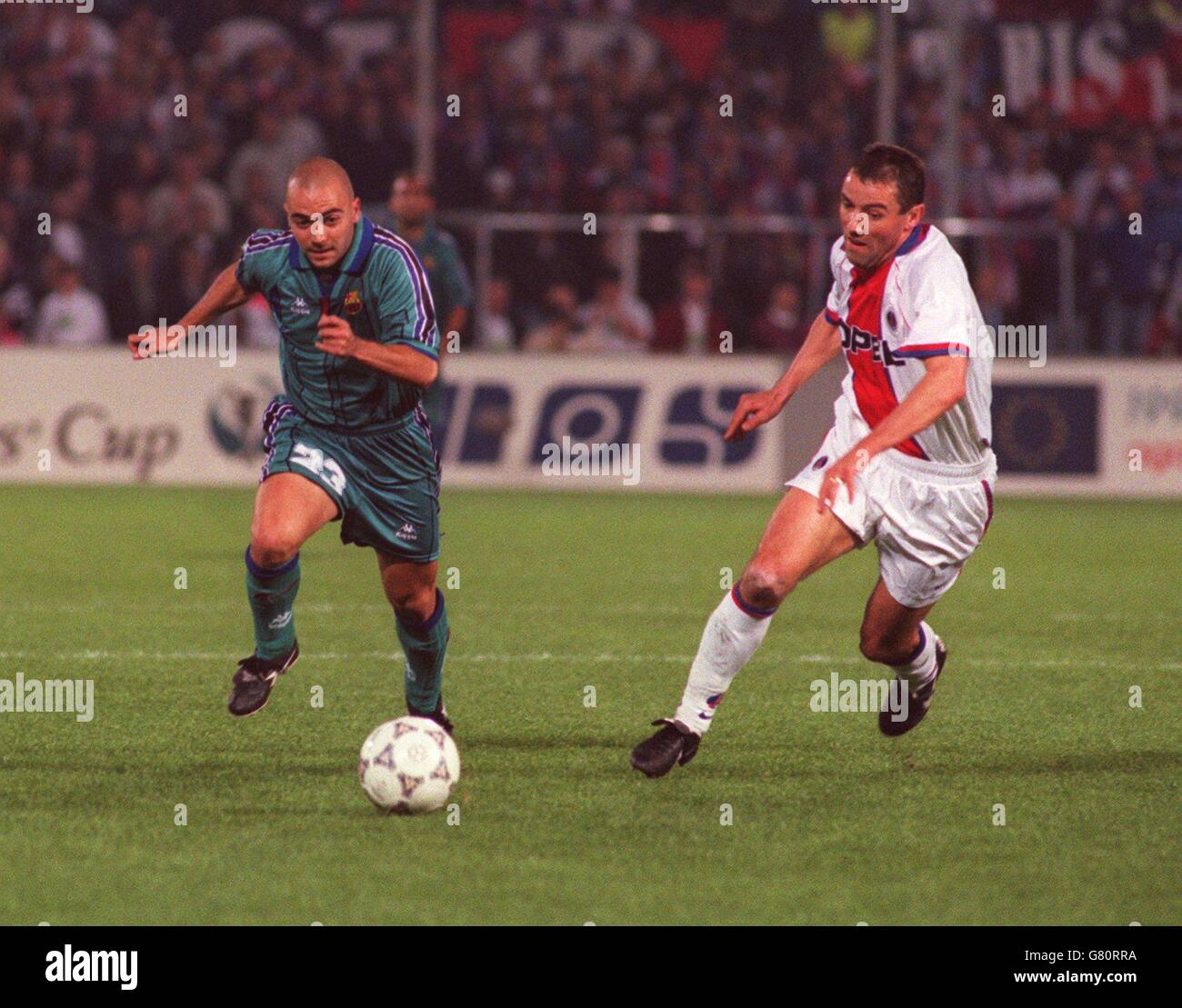 Football ....Finale de la coupe des vainqueurs de l'UEFA ...Barcelone / Paris St Germain.Ivan de la Pena, Barcelone passe devant Paul le Guen, Paris St Germain Banque D'Images