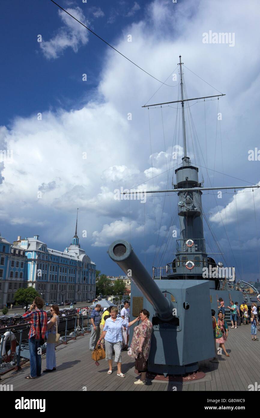 Visiteurs à bord de l'Aurora Cruiser sur la Neva, Académie navale, Saint-Pétersbourg, Russie Banque D'Images