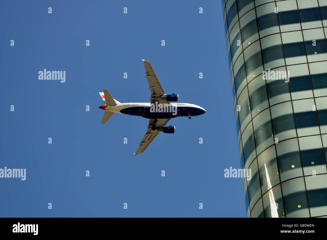 L'approche de l'avion de passagers, l'aéroport de la ville de Canary Wharf, les Docklands, l'Est de Londres, Royaume-Uni Banque D'Images