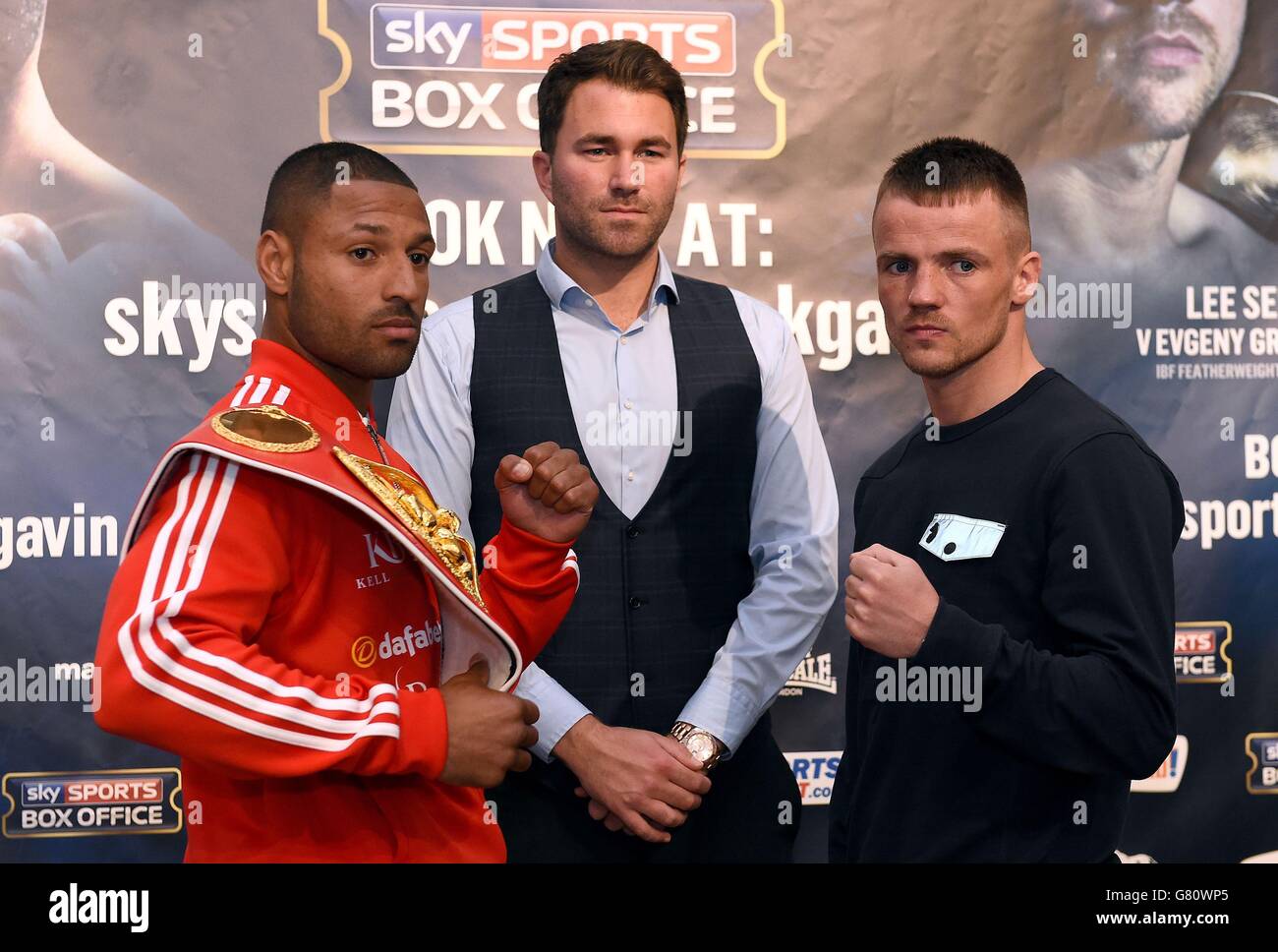 Le promoteur Eddie Hearn (au centre) se tient avec Kell Brook (à gauche) et Frankie Gavin lorsqu'ils se posent pour leur tête à tête lors d'une conférence de presse au Glaziers Hall, à Londres. Banque D'Images