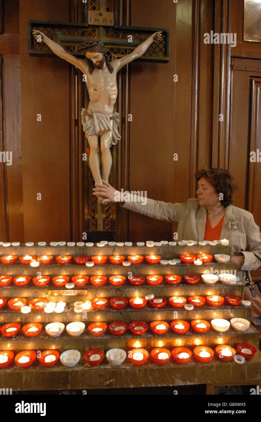 Une femme touche les pieds du Christ à la cathédrale Sainte-Marie Pro. Le pape Jean-Paul II est aujourd'hui proche de la mort alors qu'il reste gravement malade dans ses appartements du Vatican. La mauvaise santé du souverain pontife de 84 ans s'est encore aggravée, car il souffrait d'insuffisance rénale et d'essoufflement, a déclaré le Vatican. Banque D'Images