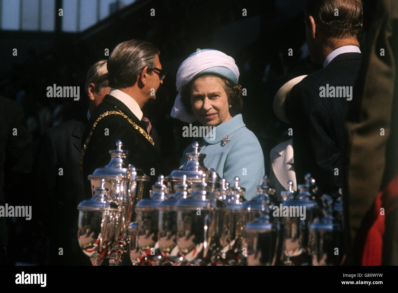 La reine Elizabeth II regarde certains des trophées exposés au stade Meadowbank lorsqu'elle et le duc d'Édimbourg ont assisté à un Pageant de la Jeunesse écossaise, lors de leur tournée du Jubilé d'argent en Écosse. Banque D'Images