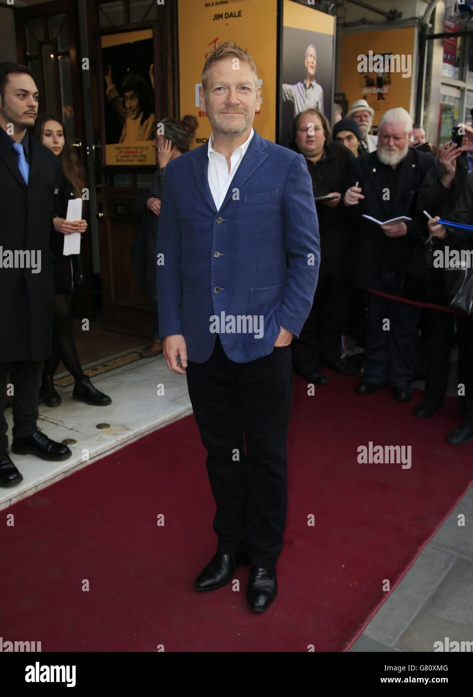 Kenneth Branagh assistant à la soirée presse pour le spectacle d'un seul homme, Jim Dale, mettant en vedette la vedette de Carry on, au Théâtre Vaudeville, Londres. Banque D'Images