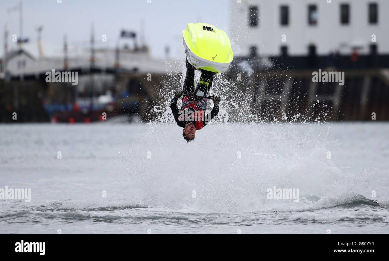 P1 Grand Prix de la mer.Jason Bleasdale effectue des mouvements acrobatiques sur son scooter des mers dans South Bay, Scarborough, pendant le P1 Grand Prix of the Sea. Banque D'Images