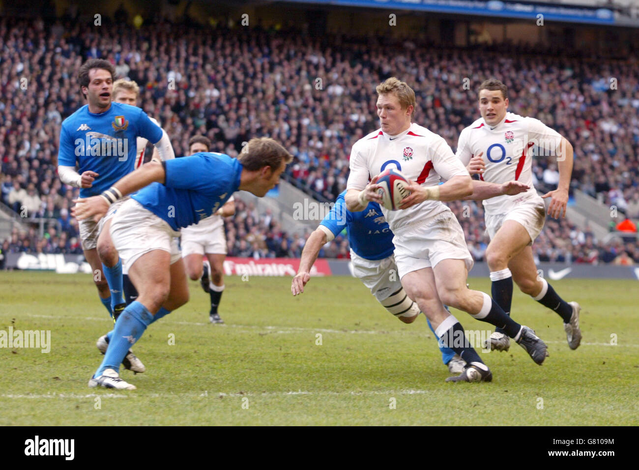 Rugby Union - RBS 6 Nations Championship 2005 - Angleterre / Italie - Twickenham.Le britannique Josh Lewsey court à travers la défense italienne Banque D'Images